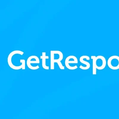 Logotipo de GetResponse: un sobre blanco con una sonrisa dibujada y el nombre de la marca en letras blancas sobre fondo azul