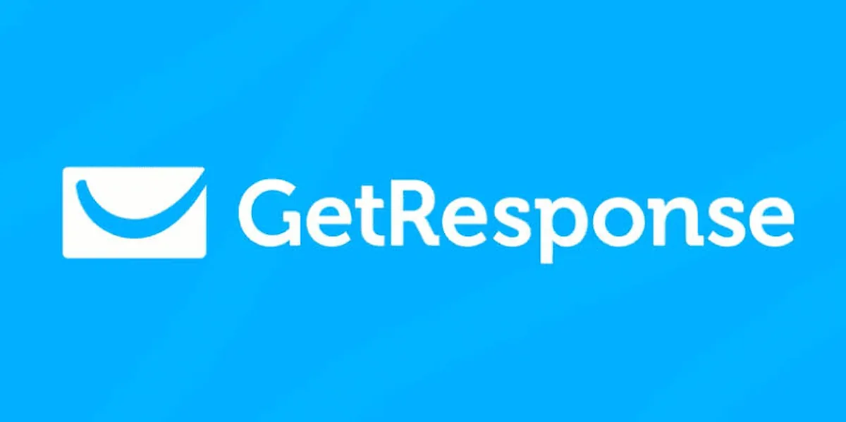 Logotipo de GetResponse: un sobre blanco con una sonrisa dibujada y el nombre de la marca en letras blancas sobre fondo azul