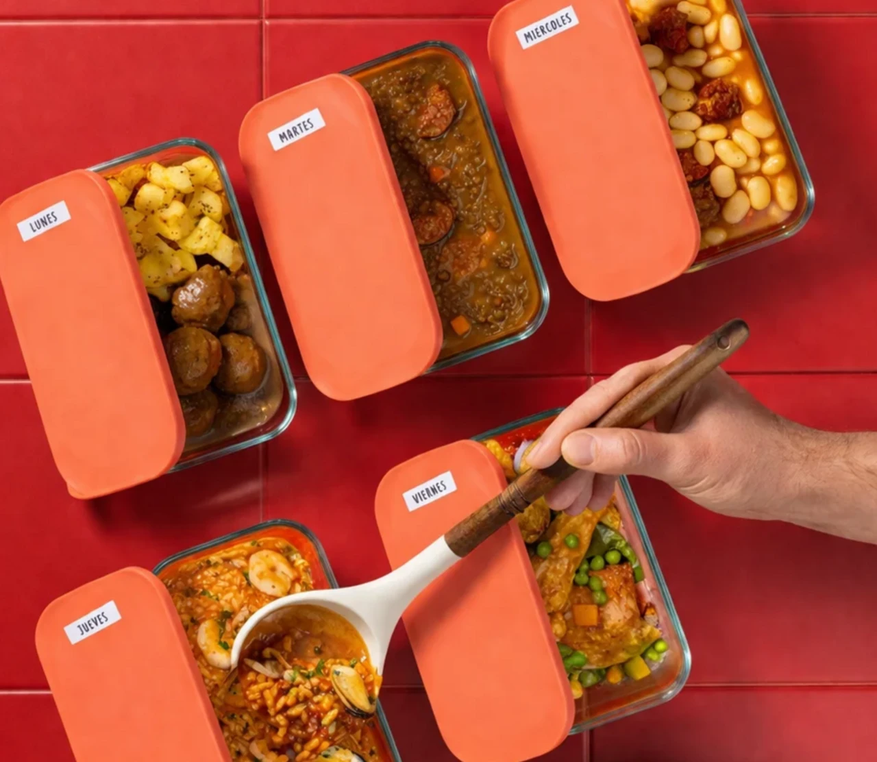 Tuppers de comida casera etiquetados de lunes a viernes